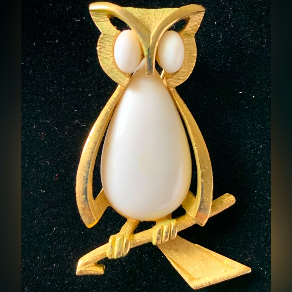 Trifari milk glass jelly belly owl gold tone brooch pin